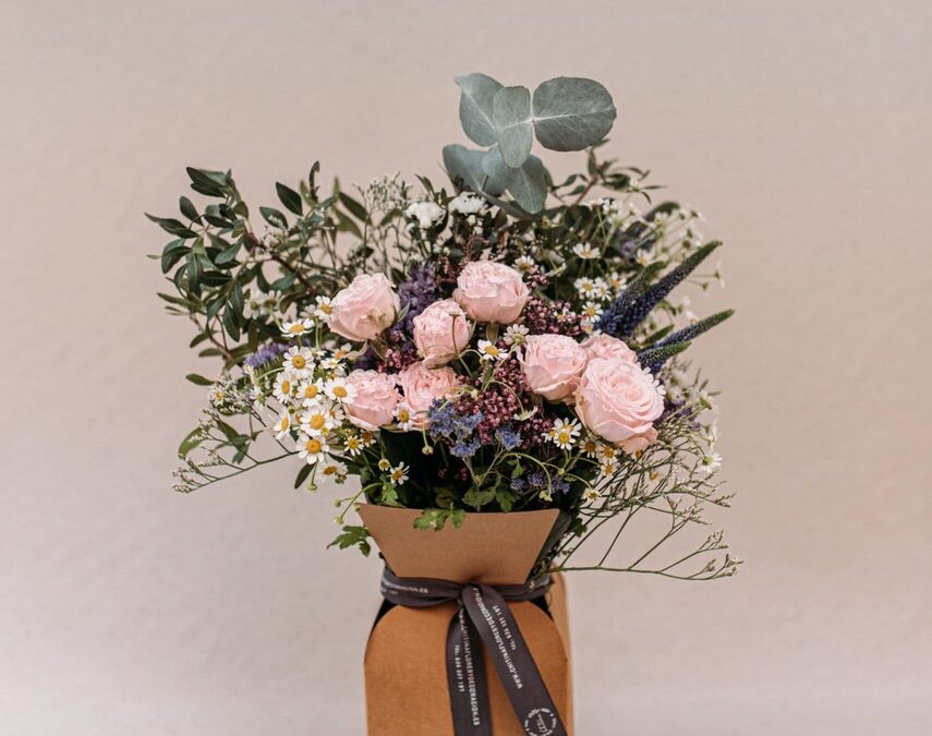 Caja regalo alta rosas rosas.